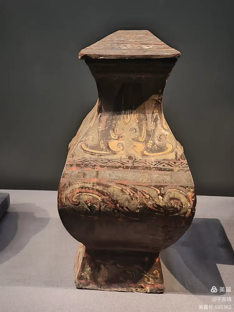 云纹漆水盂利豨墓出士.盥洗用具.画为浇水器,孟为承水器